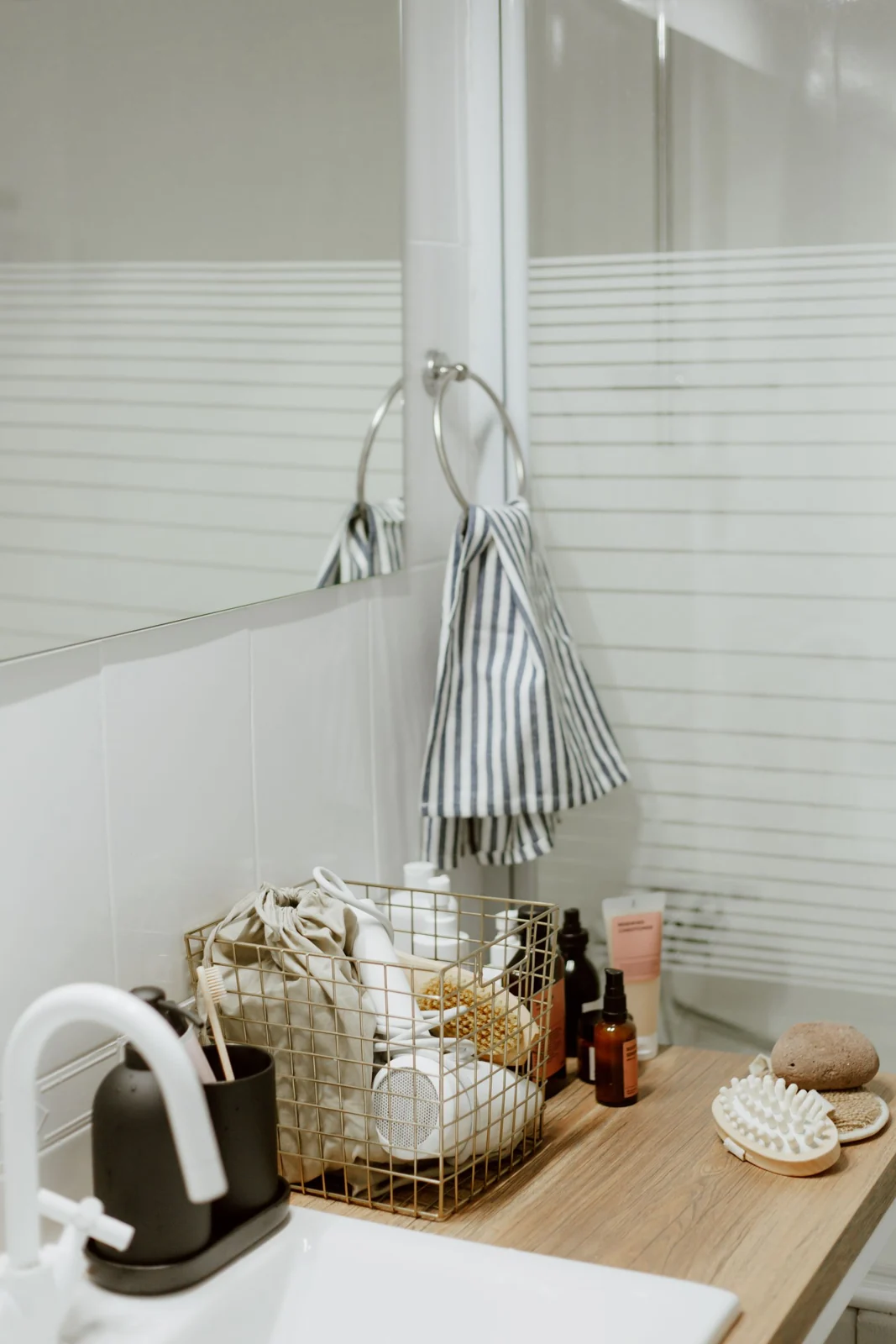 Shower fitting beside a fitted bath