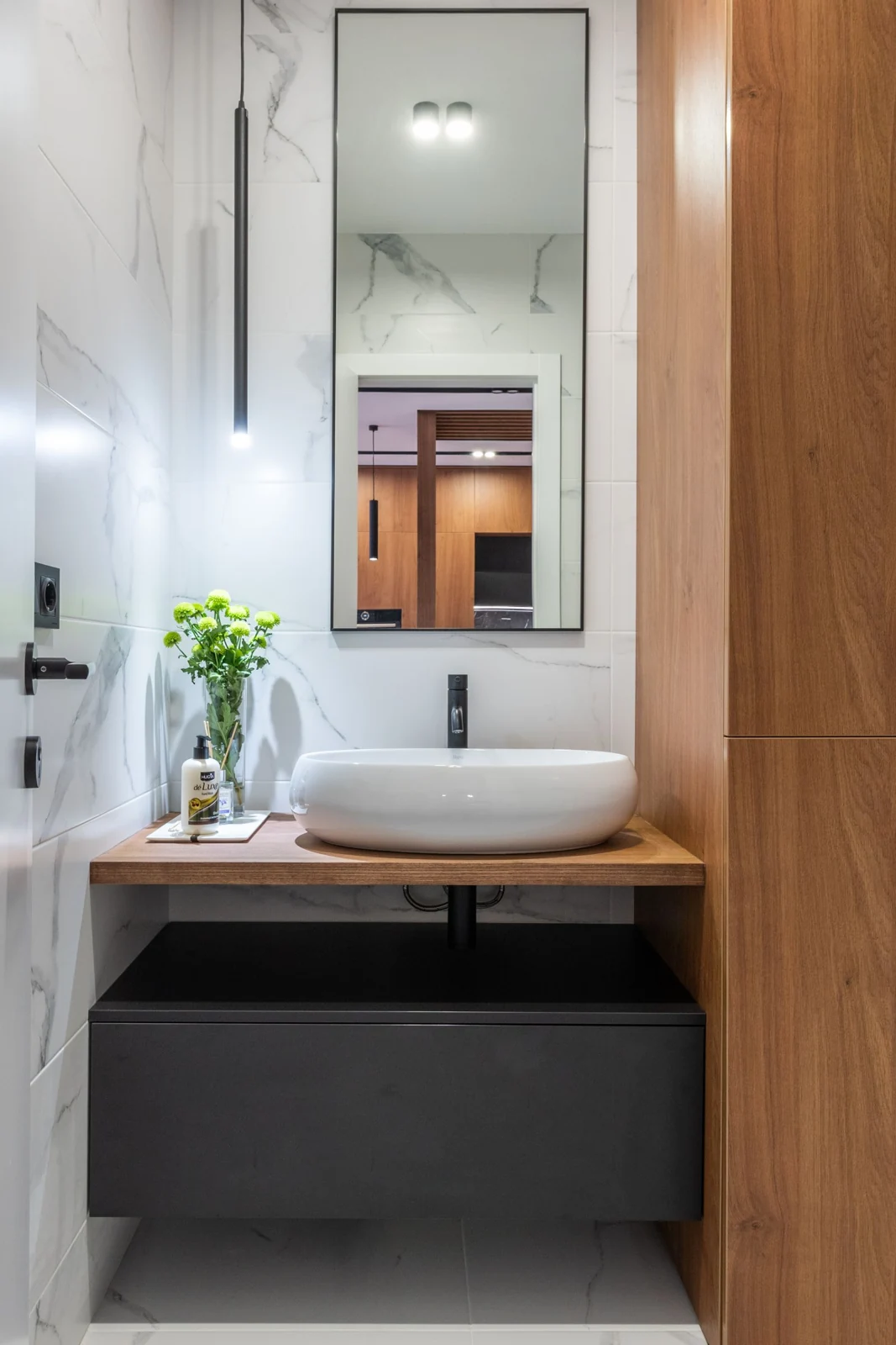Small bathroom basin and cabinet
