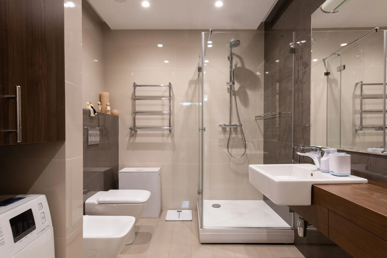 Elegant and spacious bathroom with a modern and minimalist design featuring a glass shower